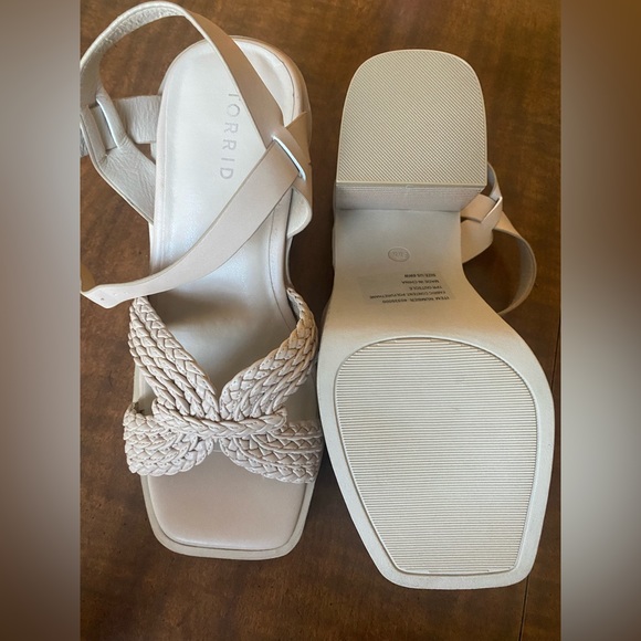 New Crisscross platform heel sandals - Picture 1 of 2